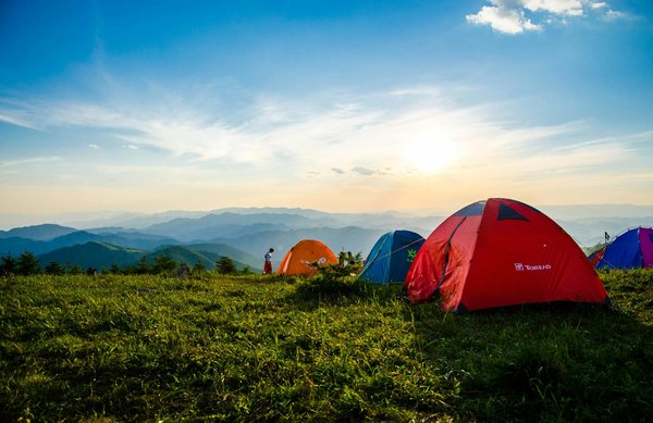 Quels sont les équipements indispensables pour un camping en région de haute montagne en hiver?